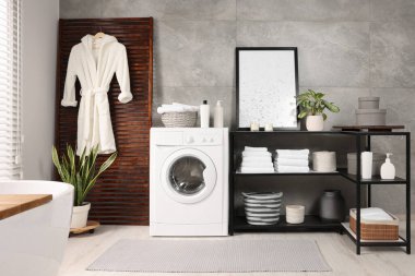 Modern çamaşır makinesi olan şık bir çamaşır odası. İç tasarım
