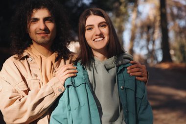 Mutlu genç çift dışarıda birlikte vakit geçiriyor. Randevu ajansı