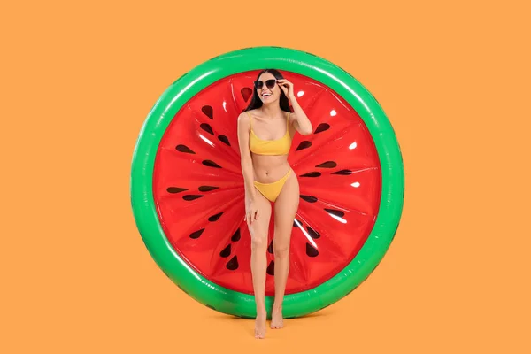 Glückliche Junge Frau Mit Schöner Sonnenbräune Sonnenbrille Und Aufblasbarer Matratze — Stockfoto