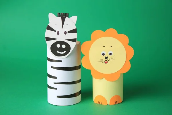 Spielzeuglöwe Und Zebra Aus Toilettenpapier Naben Auf Grünem Hintergrund Handgemachte — Stockfoto