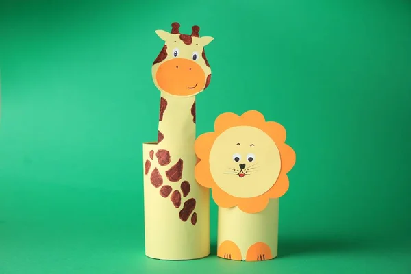 Spielzeuggiraffe Und Löwe Aus Toilettenpapier Naben Auf Grünem Hintergrund Handgemachte — Stockfoto