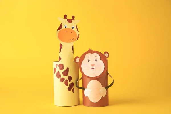 Spielzeugaffe Und Giraffe Aus Toilettenpapier Naben Auf Gelbem Hintergrund Handgemachte — Stockfoto