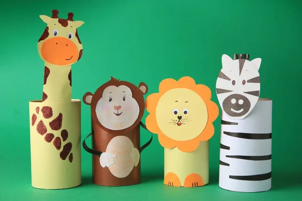 Spielzeugaffe Giraffe Löwe Und Zebra Aus Toilettenpapier Naben Auf Grünem — Stockfoto