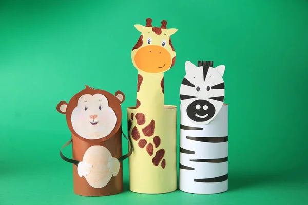 Spielzeugaffen Giraffen Und Zebras Aus Toilettenpapier Auf Grünem Hintergrund Handgemachte — Stockfoto