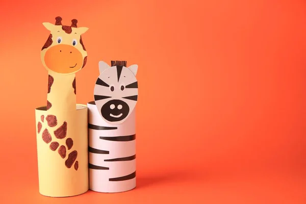 Spielzeuggiraffe Und Zebra Aus Toilettenpapier Naben Auf Orangefarbenem Hintergrund Platz — Stockfoto