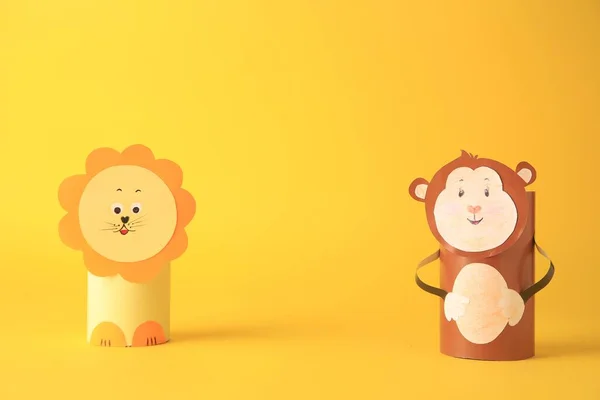 Spielzeugaffe Und Löwe Aus Toilettenpapier Naben Auf Gelbem Hintergrund Platz — Stockfoto