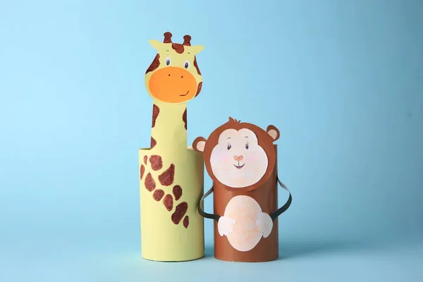 Spielzeugaffe Und Giraffe Aus Toilettenpapier Naben Auf Hellblauem Hintergrund Handgemachte — Stockfoto