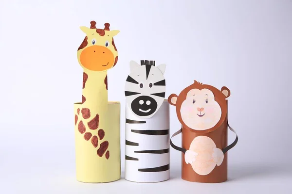 Spielzeugaffen Giraffen Und Zebras Aus Toilettenpapier Auf Weißem Hintergrund Handgemachte — Stockfoto