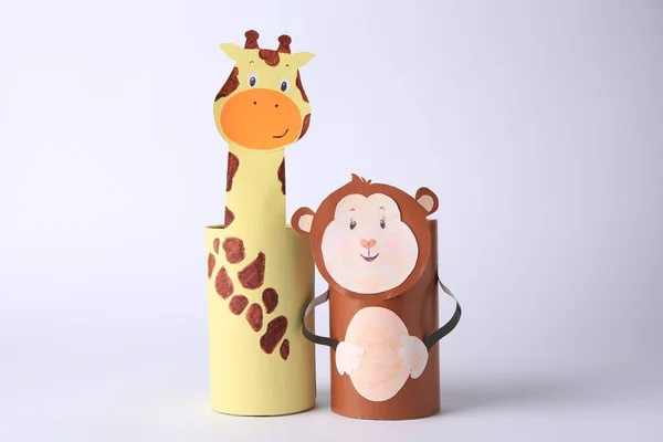 Spielzeugaffe Und Giraffe Aus Toilettenpapier Naben Auf Weißem Hintergrund Handgemachte — Stockfoto