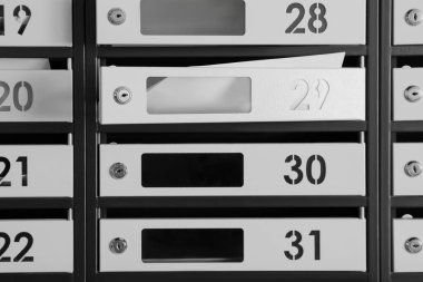 Arkaplan olarak anahtar delikleri, numaraları ve makbuzları olan yeni posta kutuları