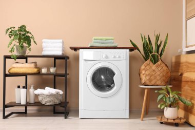 Modern çamaşır makinesi olan şık bir çamaşır odası. İç tasarım