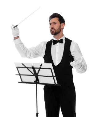 Beyaz zemin üzerinde baton ve not standı olan profesyonel iletken