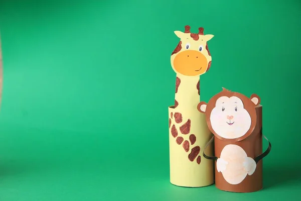 Spielzeugaffe Und Giraffe Aus Toilettenpapier Naben Auf Grünem Hintergrund Platz — Stockfoto