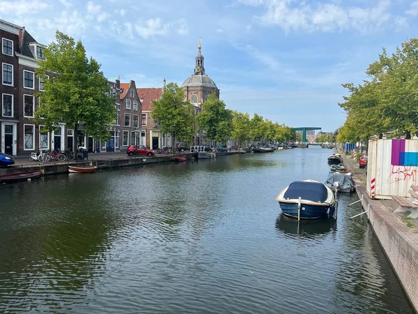 Лейден Нідерланди Серпня 2022 Року Прекрасний Вигляд Будівель Біля Каналу — стокове фото