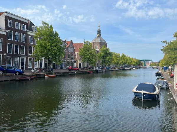 Лейден Нідерланди Серпня 2022 Року Прекрасний Вигляд Будівель Біля Каналу — стокове фото