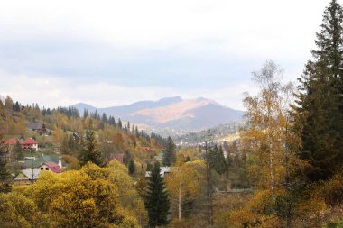 Sonbahar günü orman ve dağ köyünün güzel manzarası