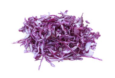 Parçalanmış taze kırmızı lahana yığını beyaza izole edilmiş.