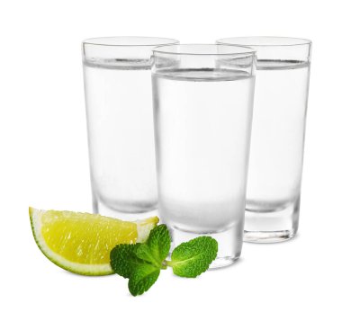 Beyaz arka planda limonlu ve naneli votka bardakları.