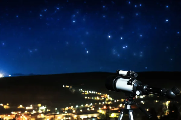 城市的风景如画 现代望远镜在户外的夜晚 学习天文学 — 图库照片