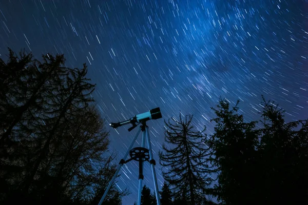 现代望远镜和美丽的夜空在室外 低角度的视野 — 图库照片