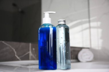 Banyodaki lavaboda bir şişe duş jeli.