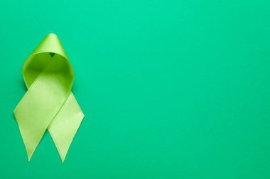 Dünya Akıl Sağlığı Günü. Renk arkaplan yeşil kurdele, metin için boşluk ile üst görünüm