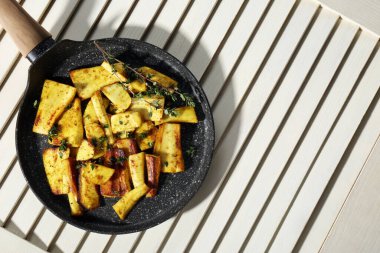 Beyaz ahşap masada kekik ve kekik ile nefis yaban havucu, üst manzara. Metin için boşluk