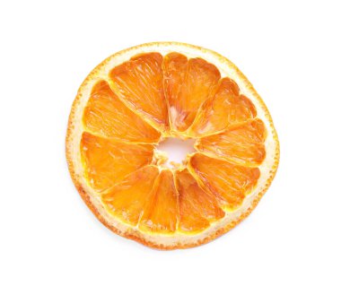 Lezzetli kuru portakal dilimi beyaza izole edilmiş, üst manzara