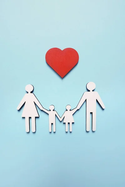 Figurer Familj Och Hjärta Ljusblå Bakgrund Ovanifrån Försäkringsbegrepp — Stockfoto