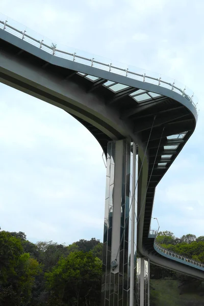 Bulutlu Gökyüzüne Karşı Görüntüleme Platformu Olan Güzel Yaya Köprüsü Alçak — Stok fotoğraf