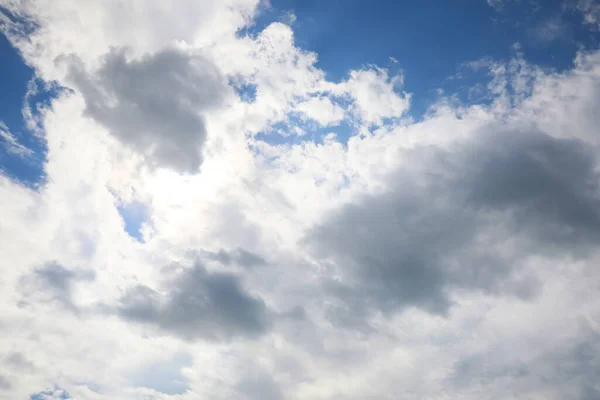 Malebný Pohled Krásnou Modrou Oblohu Nadýchanými Mraky — Stock fotografie