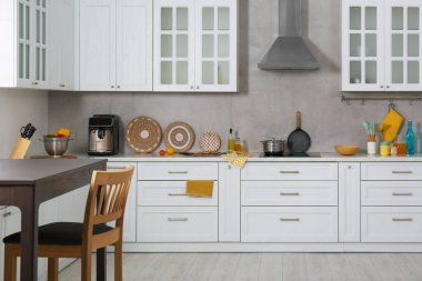 Modern mobilyalarla dolu güzel bir mutfak.