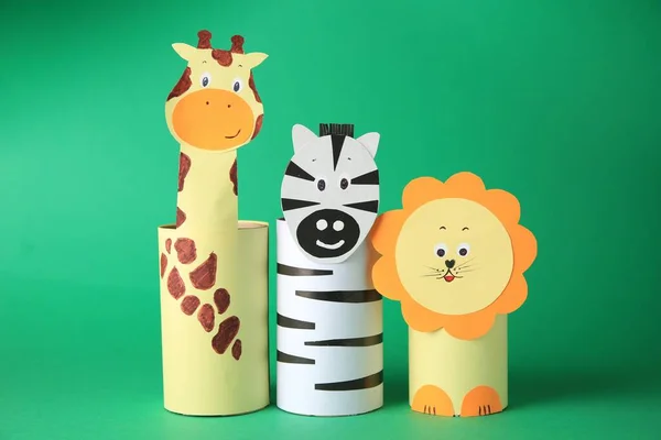 Spielzeuggiraffe Löwe Und Zebra Aus Toilettenpapier Auf Grünem Hintergrund Handgemachte — Stockfoto