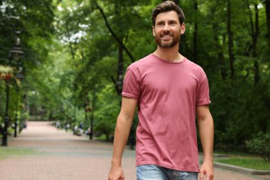 Parktaki yakışıklı sakallı adamın portresi, mesaj için yer.