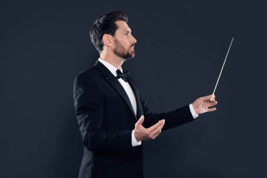 Siyah arkaplanda batonu olan profesyonel iletken