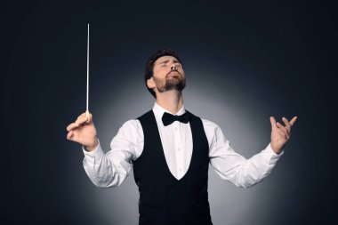 Koyu arkaplanda batonu olan profesyonel iletken