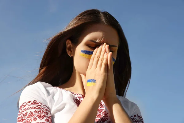 Ung Ukrainska Kvinna Med Knäppta Händer Mot Blå Himmel — Stockfoto