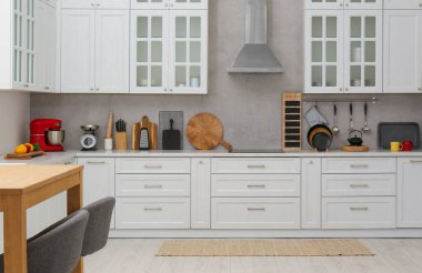 Modern mobilyalarla dolu güzel bir mutfak.