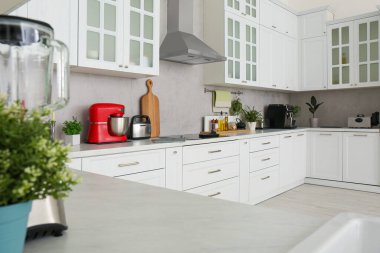 Modern mobilyalarla dolu güzel bir mutfak.