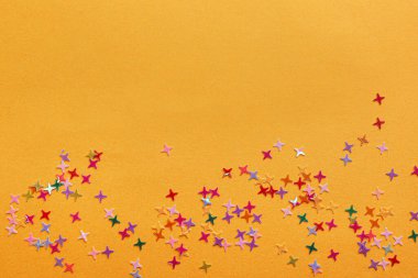 Soluk turuncu arka planda parlak parlak bir parıltı, üst manzara. Metin için boşluk