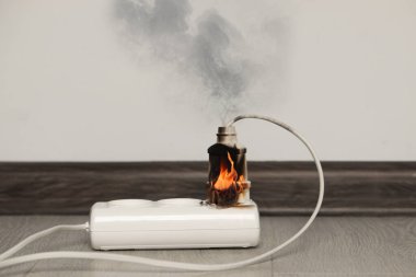 Kapalı alandaki elektrik prizinde iltihap var. Elektrik kısa devresi