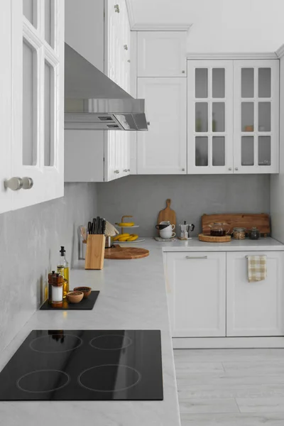 Moderne Kochplatten Und Stilvolle Möbel Der Küche Innenarchitektur — Stockfoto