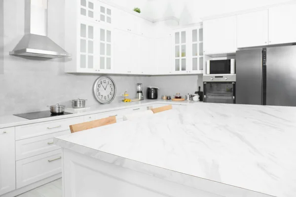 Stilvoller Tisch Aus Weißem Marmor Der Küche Innenarchitektur — Stockfoto