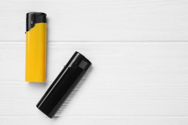 Beyaz ahşap arka planda küçük çakmaklar, düz yatış. Metin için boşluk