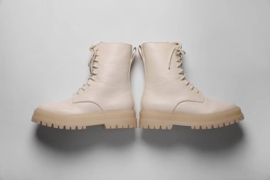 Bej arka planda bir çift şık deri ayakkabı, düz yatış.