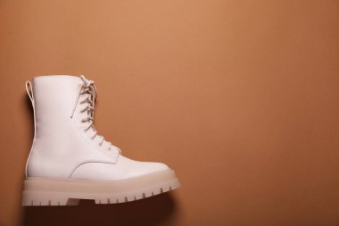 Açık kahverengi arka planda şık bir deri ayakkabı, üst manzara. Metin için boşluk