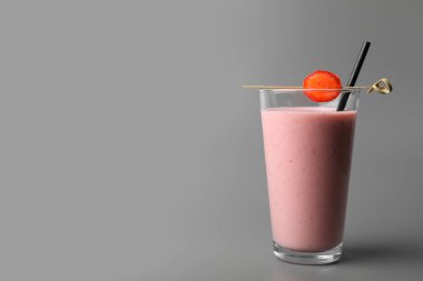 Gri arka planda lezzetli dut püresi olan bir bardak. Metin için boşluk