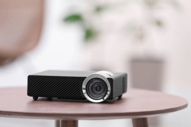 Modern video projektörü ahşap masa içinde.