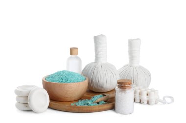 Beyaz arkaplanda farklı spa ürünleri olan güzel bir kompozisyon