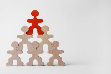 Beyaz arka planda ahşap olanlar arasında kırmızı figür, metin için boşluk. Asker arama çalışanı